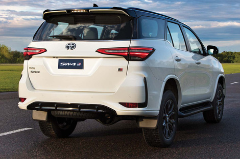Versão esportivada do SUV de 7 lugares da Hilux tem elementos visuais exclusivos, suspensão traseira exclusiva e preço acima de R$ 400.000