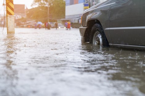 Passar com o carro por um terreno alagado pode resultar em prejuízos de mais de R$ 10 mil, e até na perda da cobertura do seguro para enchentes