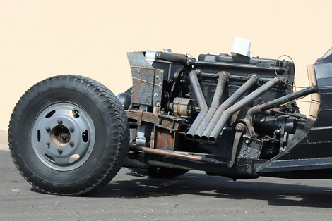 Projeto “Mad Max” faz sucesso usando chassi de Chevrolet 3100, motor de Mercedes 1113 e muitas outras gambiarras que iam para o lixo