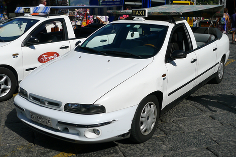 Sedan modificado, sem teto e com entre-eixos alongado é um dos veículos mais usados por cooperativas de taxistas na Ilha de Capri

