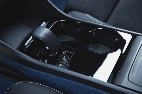 SUV cupê elétrico lembra muito o irmão XC40, mas traz mimos extras e propõe o “luxo consciente”: sem emissões e com materiais recicláveis no acabamento