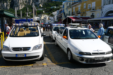 Sedan modificado, sem teto e com entre-eixos alongado é um dos veículos mais usados por cooperativas de taxistas na Ilha de Capri
