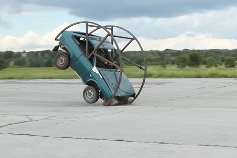 Um grupo de mecânicos siberianos provou que limite é apenas uma palavra, criando engenhoca para fazer um Lada girar em 360° quando freia