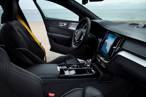 S60 T8 Hybrid agrega tudo que um sedan premium precisa para encarar os rivais alemães, e com eficiência acima de um veículo 1.0